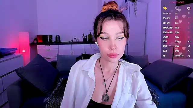 tenderdreams online show from October 9, 2025, 9:15 pm