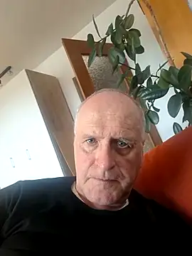 Milkasahne64 online show from October 28, 2025, 9:52 am