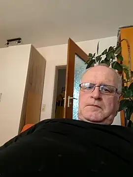Snapshot of Milkasahne64 chatting on May 11, 2026, 4:15 pm Milkasahne64 online show from May 11, 2026, 4:15 pm