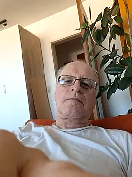 Snapshot of Milkasahne64 chatting on May 9, 2026, 7:45 am Milkasahne64 online show from May 9, 2026, 7:45 am