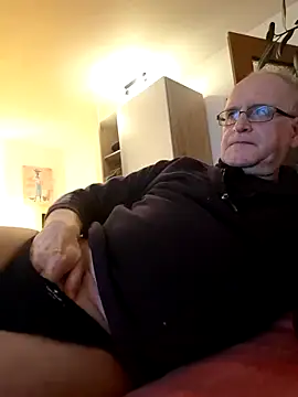 Milkasahne64 online show from November 26, 2025, 4:40 pm