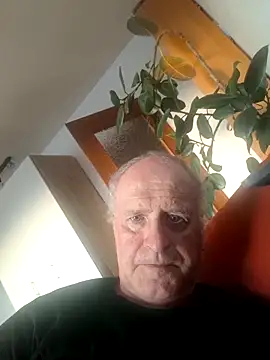 Milkasahne64 online show from September 29, 2025, 4:34 pm