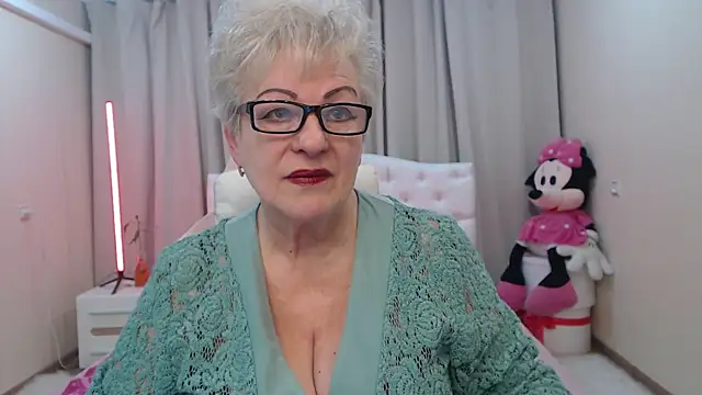 Snapshot of KayleSmoll chatting on May 1, 2026, 6:35 pm KayleSmoll online show from May 1, 2026, 6:35 pm