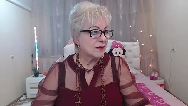 KayleSmoll online show from September 12, 2025, 6:29 pm