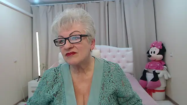 Snapshot of KayleSmoll chatting on May 5, 2026, 6:33 pm KayleSmoll online show from May 5, 2026, 6:33 pm