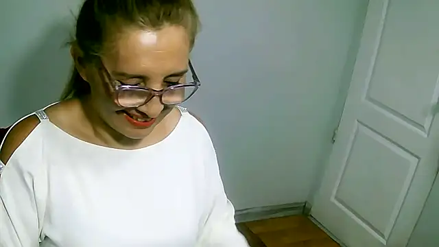 leona- online show from December 21, 2025, 4:41 pm