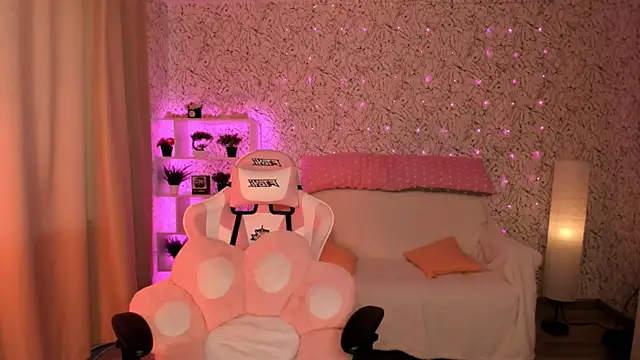 Snapshot of luna_cross chatting on March 23, 2025, 7:31 am luna cross online show from March 23, 2025, 7:31 am