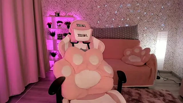 Snapshot of luna_cross chatting on February 12, 2025, 6:51 am luna cross online show from February 12, 2025, 6:51 am