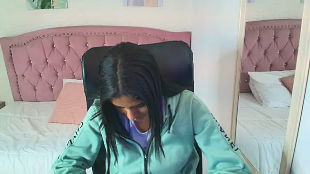 shaneelle online show from September 9, 2025, 3:05 am