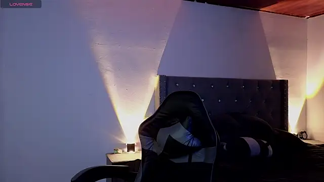 cristal hilton 10 online show from November 19, 2025, 4:12 am