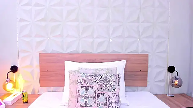 Stacey white  online show from October 16, 2025, 8:28 pm