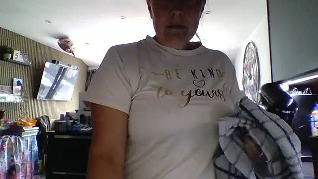 scrummymummy2 online show from July 15, 2026, 8:43 am