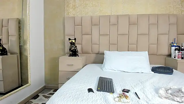 EmmaTorres  online show from November 4, 2025, 8:12 pm