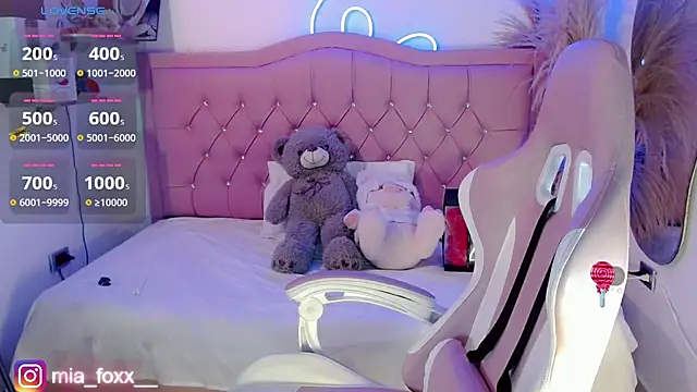 Mia foxx  online show from September 12, 2025, 9:03 pm