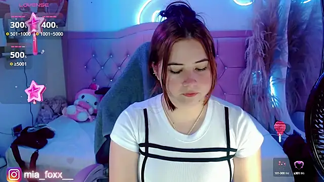 Mia foxx  online show from October 23, 2025, 9:02 pm