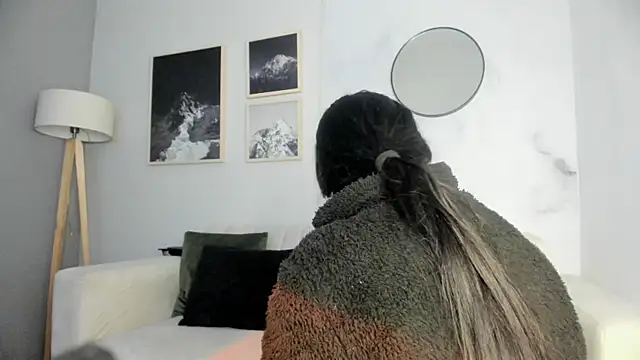 lara madisson online show from September 19, 2025, 5:33 am