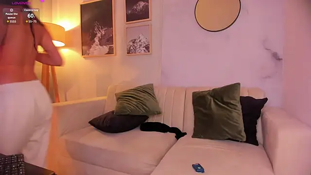 lara madisson online show from September 20, 2025, 7:02 am