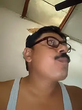 Snapshot of Srmotrs chatting on February 19, 2026, 2:52 am Srmotrs online show from February 19, 2026, 2:52 am