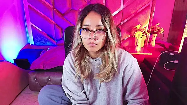 Olivia Fox69 online show from November 24, 2025, 4:01 am