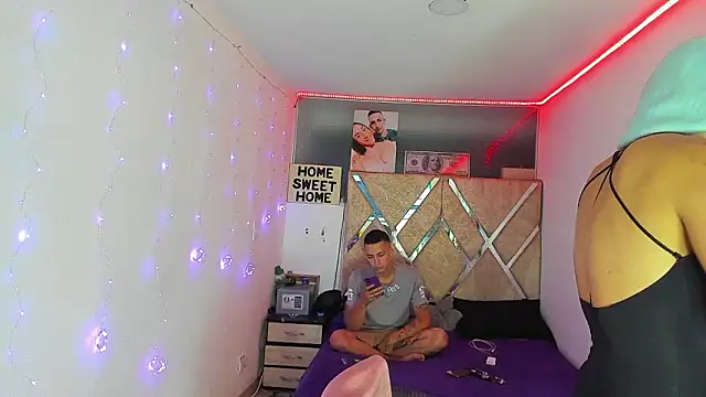 Snapshot of parejacaliente20154 chatting on February 5, 2026, 11:06 am parejacaliente20154 online show from February 5, 2026, 11:06 am