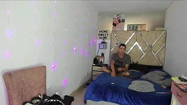 Snapshot of parejacaliente20154 chatting on February 17, 2026, 12:02 pm parejacaliente20154 online show from February 17, 2026, 12:02 pm