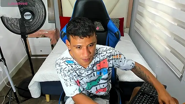 Snapshot of Backsex_boy chatting on October 24, 2025, 12:04 pm Backsex boy online show from October 24, 2025, 12:04 pm