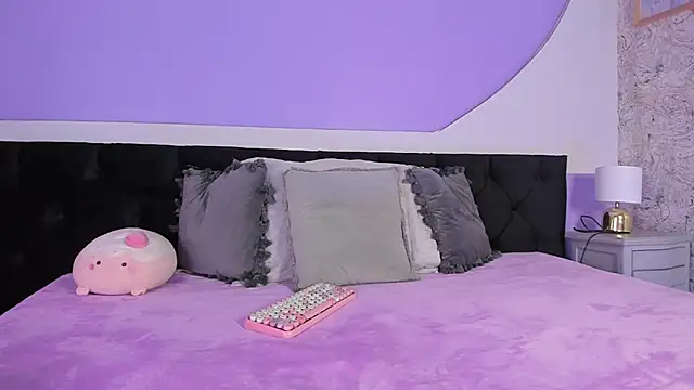 Julieta Cortes   online show from September 30, 2025, 12:00 pm