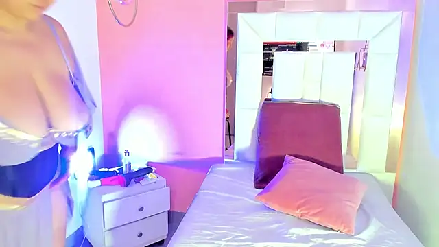 Alanna hot3 online show from December 17, 2025, 7:30 pm