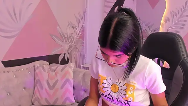 Snapshot of Isa_little4u chatting on March 6, 2025, 1:57 pm Isa little4u online show from March 6, 2025, 1:57 pm