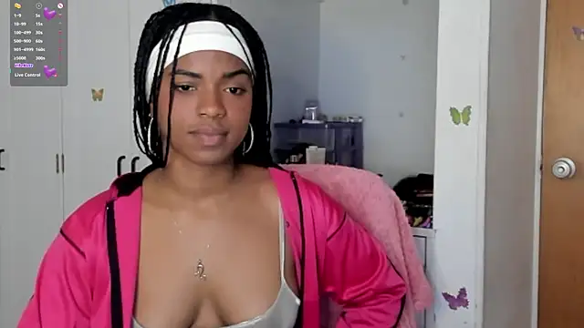 Snapshot of Marce_22 chatting on February 7, 2025, 3:01 am Marce 22 online show from February 7, 2025, 3:01 am