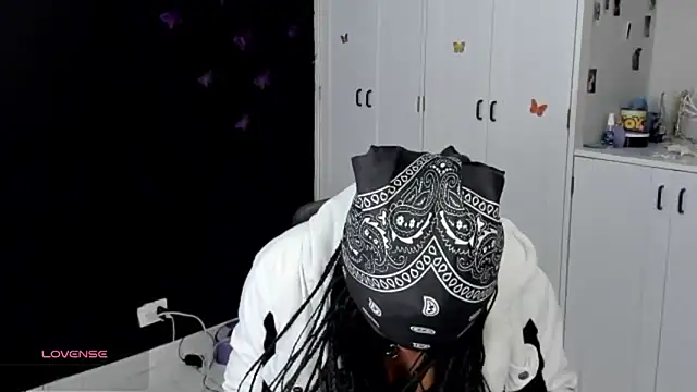 Snapshot of Marce_22 chatting on October 5, 2025, 9:49 pm Marce 22 online show from October 5, 2025, 9:49 pm