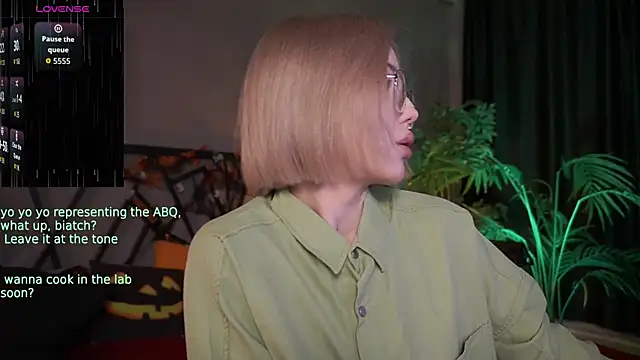 LindaThacker online show from October 27, 2025, 4:24 am