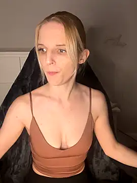 Luna Lacroix online show from December 5, 2025, 5:00 pm