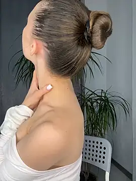 Polli Kiss online show from March 13, 2025, 6:45 pm