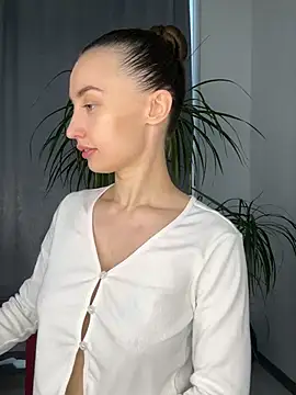 Polli Kiss online show from March 13, 2025, 3:39 pm