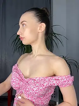 Polli Kiss online show from March 12, 2025, 5:07 pm