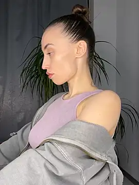 Polli Kiss online show from March 19, 2025, 6:44 pm