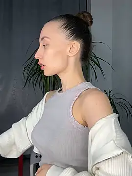 Polli Kiss online show from March 18, 2025, 8:05 pm