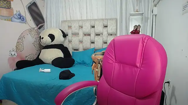 EMMA SWEETT1 online show from November 17, 2025, 12:42 pm