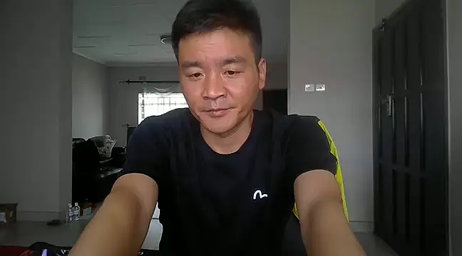 kisstoyousoon2024 online show from January 2, 2025, 1:51 pm