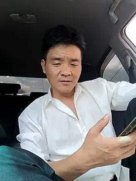 kisstoyousoon2024 online show from March 11, 2025, 12:28 pm