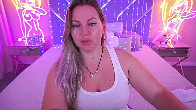 KiraCandyS online show from May 25, 2026, 8:29 pm