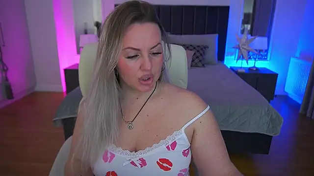 KiraCandyS online show from April 14, 2026, 8:14 pm