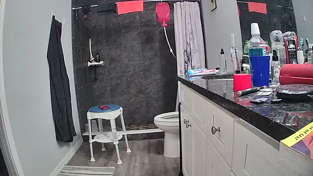 Snapshot of lou63ponce chatting on February 27, 2026, 10:42 pm lou63ponce online show from February 27, 2026, 10:42 pm