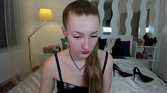 Snapshot of KateRedgar chatting on March 19, 2025, 6:01 pm KateRedgar online show from March 19, 2025, 6:01 pm