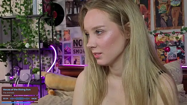 Snapshot of AliciaParkerf chatting on September 13, 2025, 9:15 pm AliciaParkerf online show from September 13, 2025, 9:15 pm
