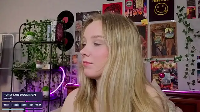 Snapshot of AliciaParkerf chatting on September 19, 2025, 8:57 pm AliciaParkerf online show from September 19, 2025, 8:57 pm