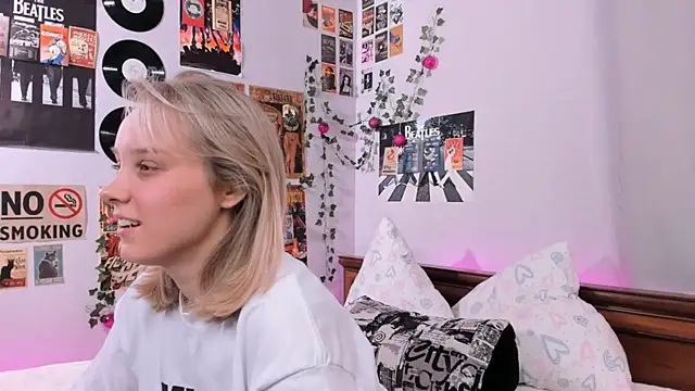 Snapshot of AliciaParkerf chatting on February 18, 2025, 8:14 pm AliciaParkerf online show from February 18, 2025, 8:14 pm