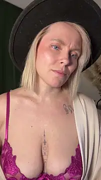 Charming Daphny online show from April 8, 2026, 4:41 pm