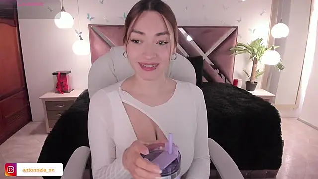 Snapshot of _Antonnela_ chatting on December 4, 2025, 4:06 pm Antonnela online show from December 4, 2025, 4:06 pm